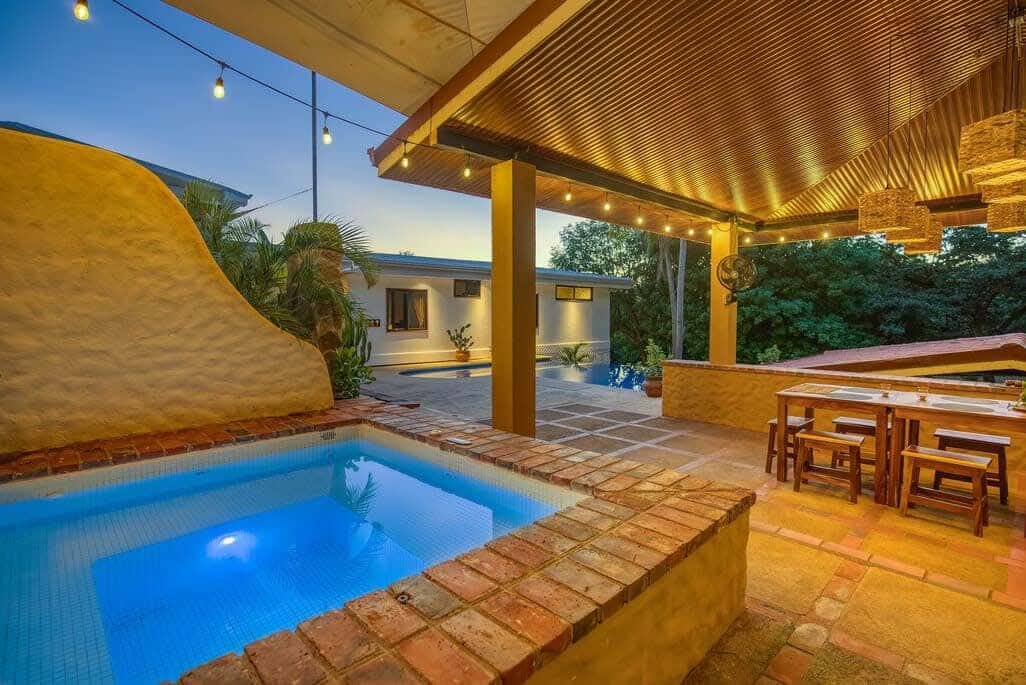 Walk to Beach - Hot Tub - Huge Suite & Ensuite