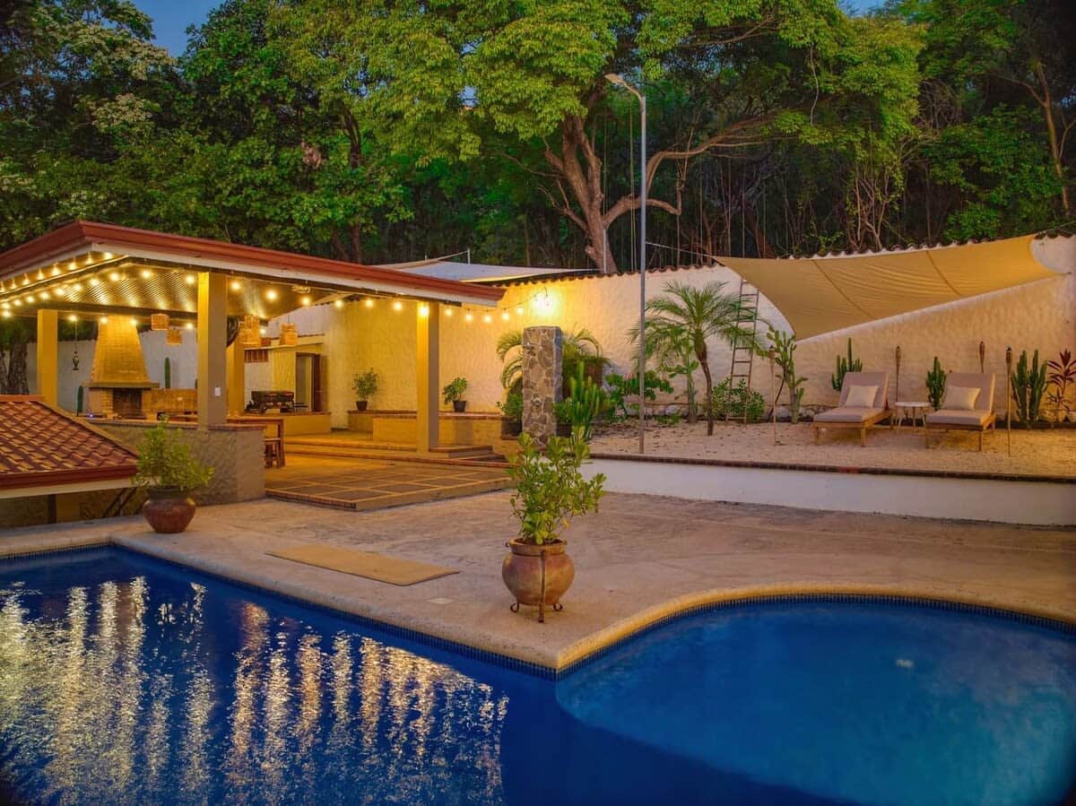 Walk to Beach - Hot Tub - King bed Suite and AC