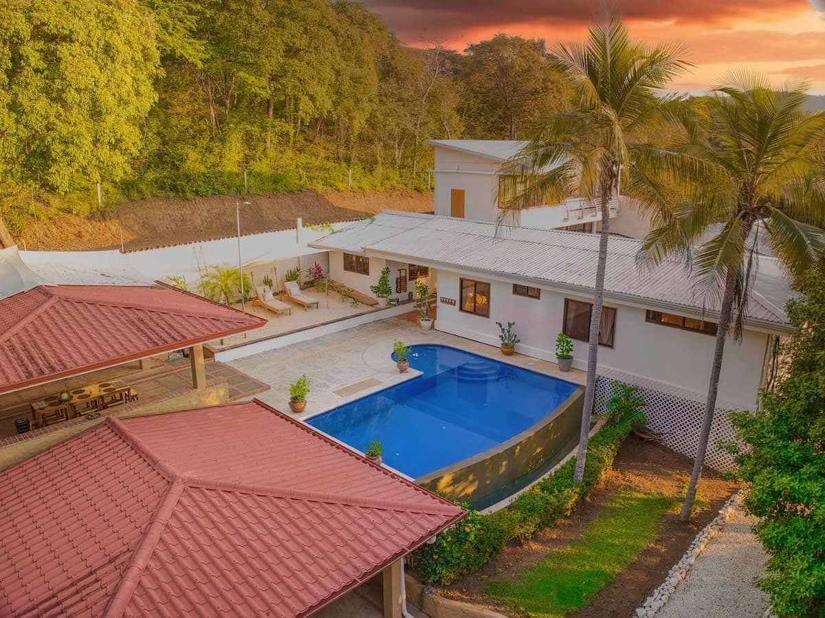 Walk to Beach - Hot Tub - Pool - Comfort & Space!